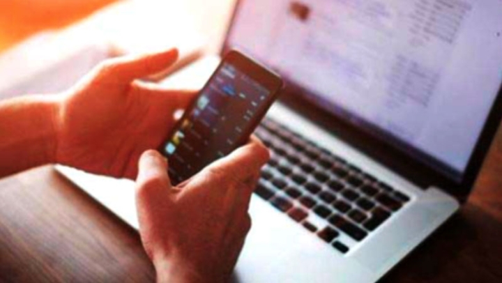 عائلات تعرض أغراضها الشخصية للبيع على المواقع