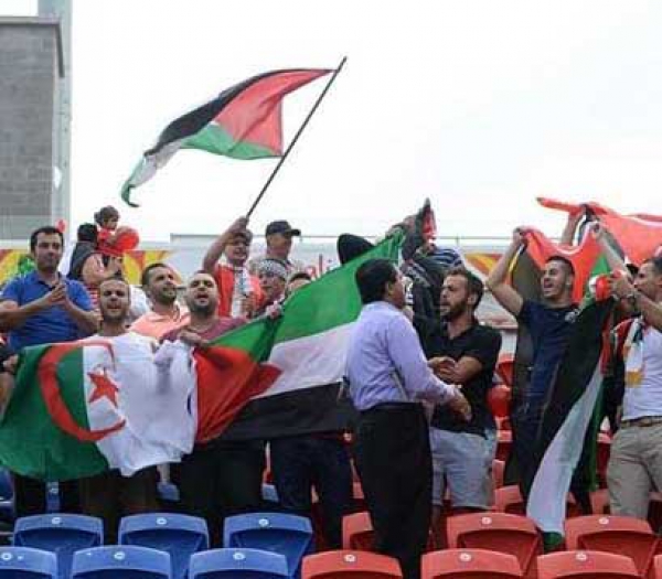 جزائريون يؤازرون المنتخب الفلسطيني أمام اليابان