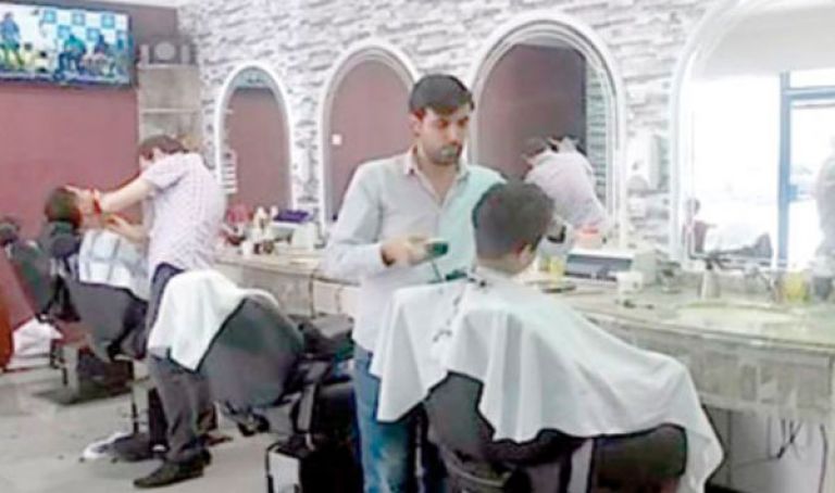 صالونات الحلاقة الرجالية تتحول إلى "التجميل"