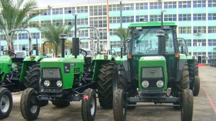 عمال مركب الجرارات يناشدون وزير الصناعة التدخل