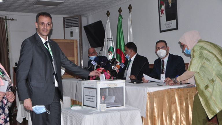 حماد "يقفز عاليا" ويفوز بالأغلبية