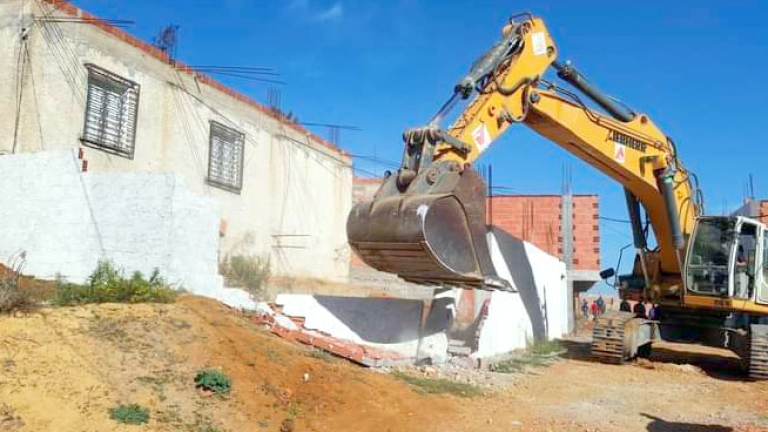 بلدية بوخليفة تشرع في إزالة البنايات الفوضوية