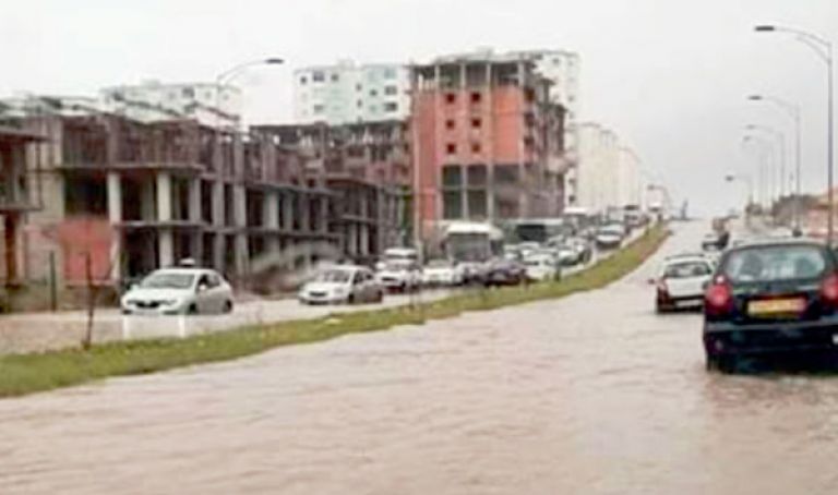 الطرقات والشوارع تغرق في السيول