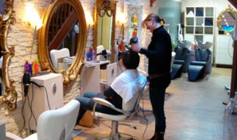 صالونات تجميل تقترح خدمات بالمجان للمعوَّقات