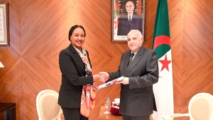 وزير الشؤون الخارجية والجالية الوطنية بالخارج أحمد عطاف-الممثلة المقيمة الجديدة لبرنامج الأغذية العالمي بالجزائر ألين ريمونجي
