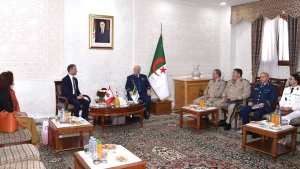 الأمين العام لوزارة الدفاع الوطني، اللواء محمد الصالح بن بيشة- سفير كندا بالجزائر كالان مايكل