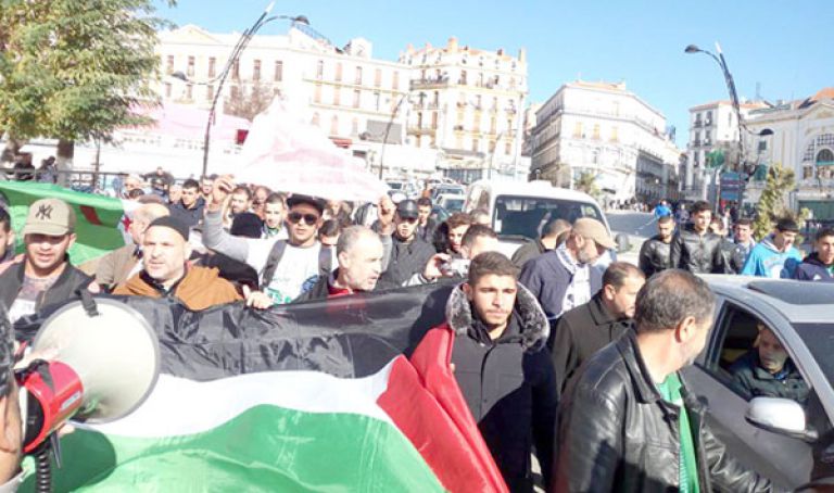 مئات المواطنين في وقفة احتجاجية لنصرة الأقصى