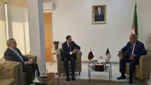 وزير الصناعة والإنتاج الصيدلاني، علي عون-رئيس مجلس إدارة غرفة قطر، الشيخ خليفة بن جاسم آل ثاني