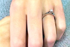 يضع خاتم الخطبة في يد صديقته رغم وفاتها