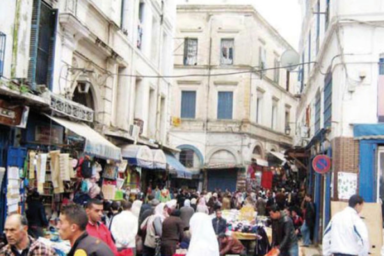 السوق الشعبية تجذب إليها الزوار كالمغناطيس