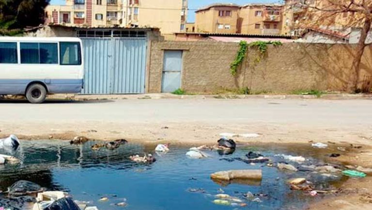 مياه الصرف الصحي تهدد حياة السكان