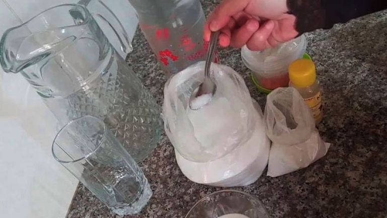 تنظيف المنزل وتحضير الشاربات وانتقاء التوابل بعناية