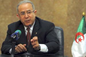 لعمامرة يبحث مع نظيره القطري القضايا ذات الاهتمام المشترك
