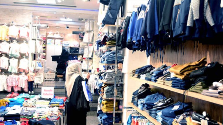 البداية بالإطعام والحلاقة والألبسة