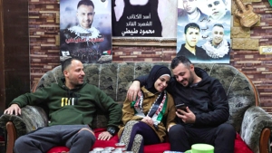 الفلسطينيون يعانقون ذويهم بعد سنوات من الاعتقال والمعاناة