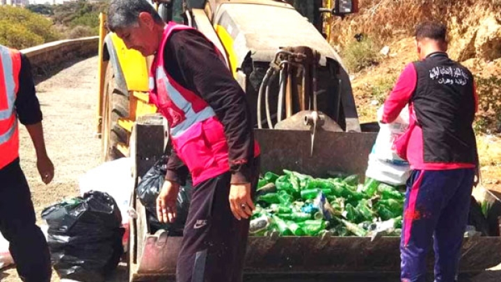 جمع أطنان من النفايات والزجاج والعجلات المطاطية