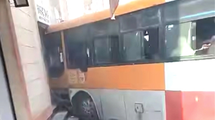12 جريحا في حادث انحراف حافلة بحي الصديقية