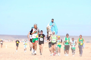 أزيد من 700 عداء يشاركون في «صحراء ماطون»