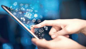 فيروس قضى على الحوار والتواصل الأسري