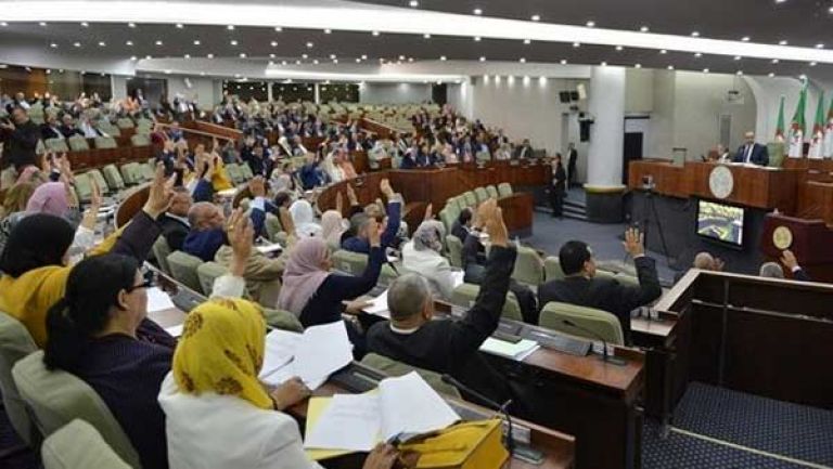توسيع فئة السيارات المرخص باستيرادها ورفع الرسم على التبغ