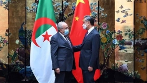 وزير الشؤون الخارجية والجالية الوطنية بالخارج، رمطان لعمامرة، ونظيره الصيني، وانغ يي