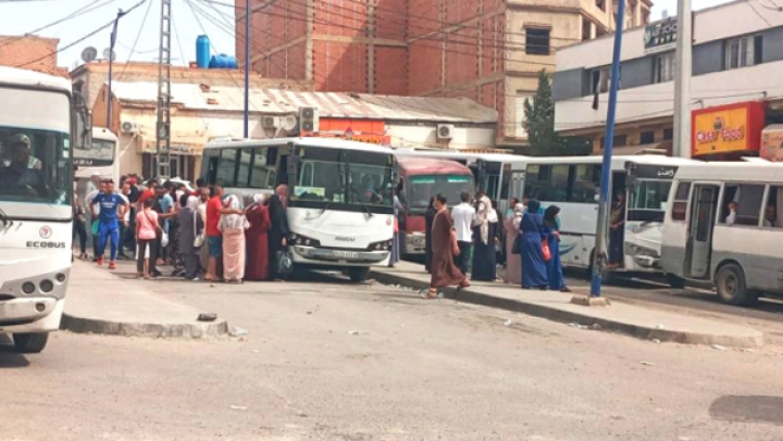 حافلات قديمة.. فوضى في المحطات وسلوكيات تثير استياء المسافرين