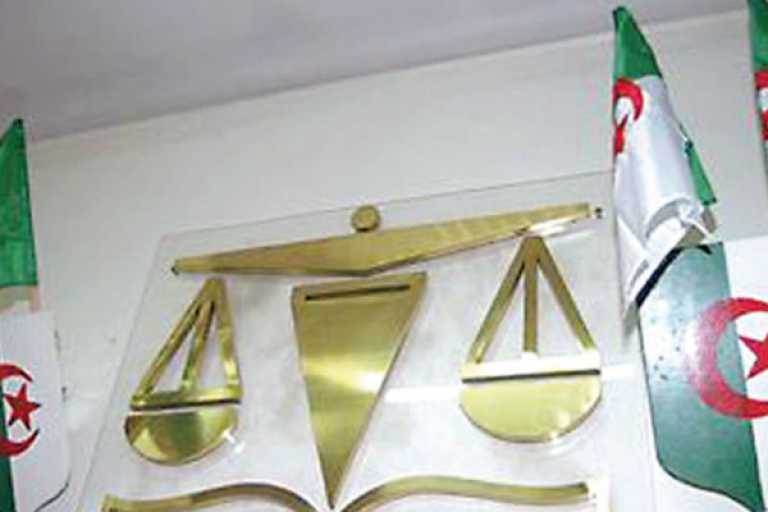 منتحل صفة ضابط عسكري يبتز محامية