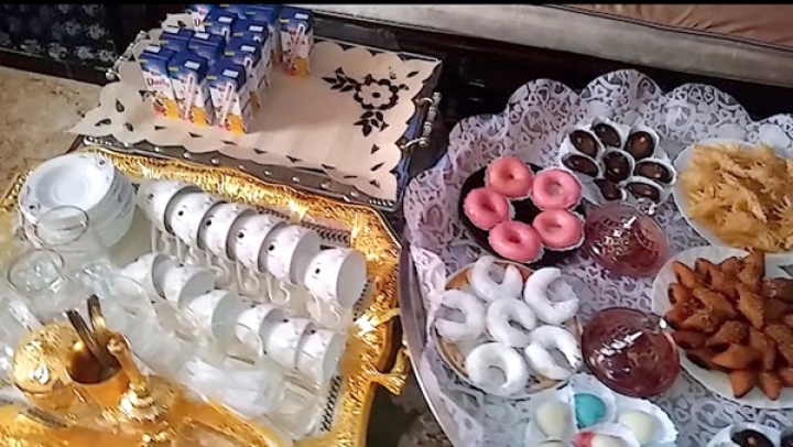 ولائم فخمة وألعاب نارية تُحرج البسطاء
