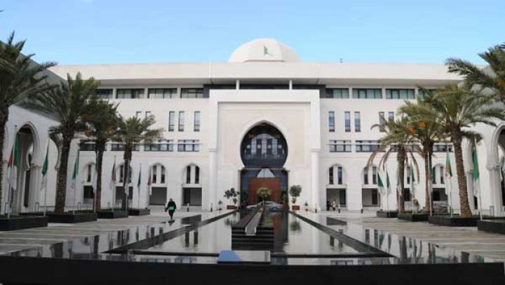 الجزائر تدعو كافة الأطراف إلى الوحدة والسلم
