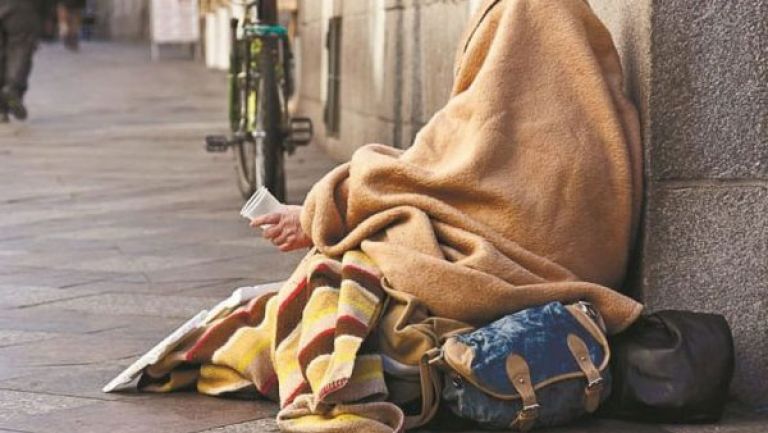 السيدة خديجة تتخذ هيكل سفينة صيد مأوى لها