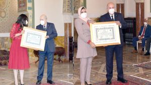 رئيس الجمهورية، السيد عبد المجيد تبون، يكرم الزميلتان أسماء منور وصبرينة محمديوة