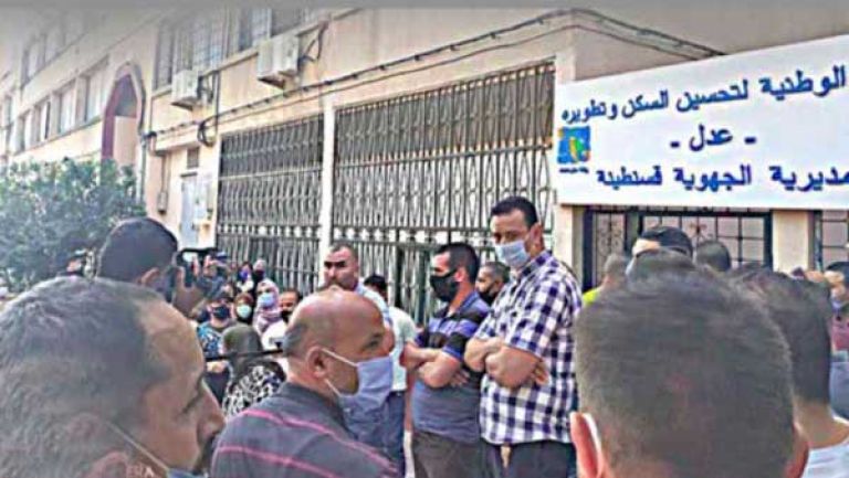 مكتتبو "عدل" يغلقون المديرية الجهوية