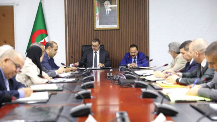 اجتماع تنسيقي لدعم المؤسّسة الجامعية للنقل والخدمات