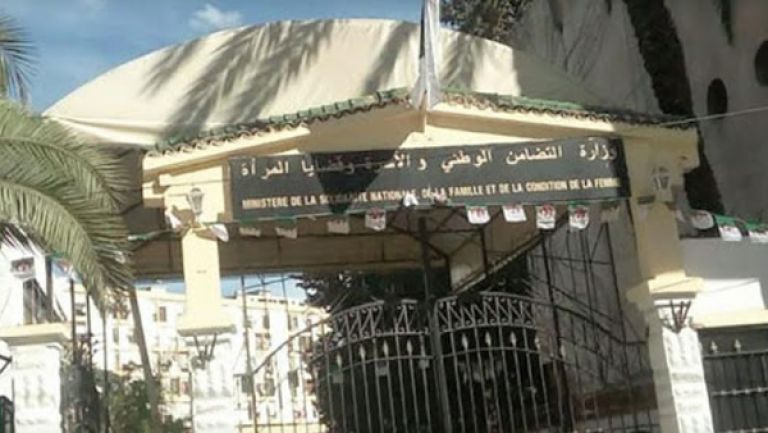 أصحاب العقود المنتهية بوزارة التضامن يستنجدون بالرئيس