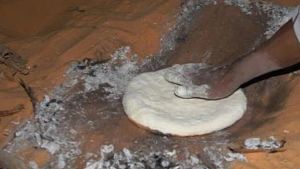 ‘’خبز الملة’’... عادة راسخة في طبخ البدو الرحل