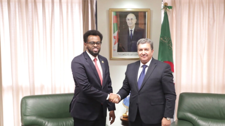 بحث التعاون الجزائري - الصومالي في الإعلام والاتصال