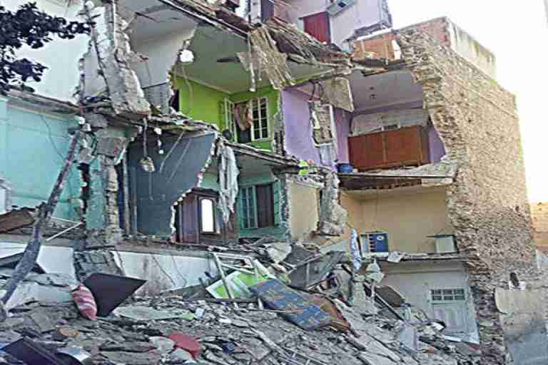 جريح ونجاة ١٥ عائلة في انهيار عمارة بوهران