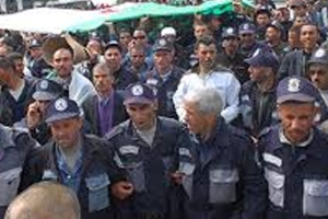 أعوان الحرس البلدي يحتجون أمام مقر ولاية سعيدة