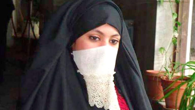 "الملاية العنابية" رمز الحزن وساترة جمال الشرق