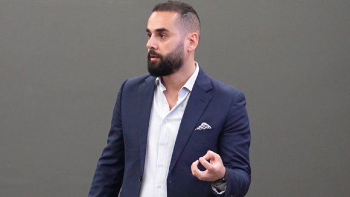 الجزائري يوسف بعلوج يقدم "فكرة ونص"
