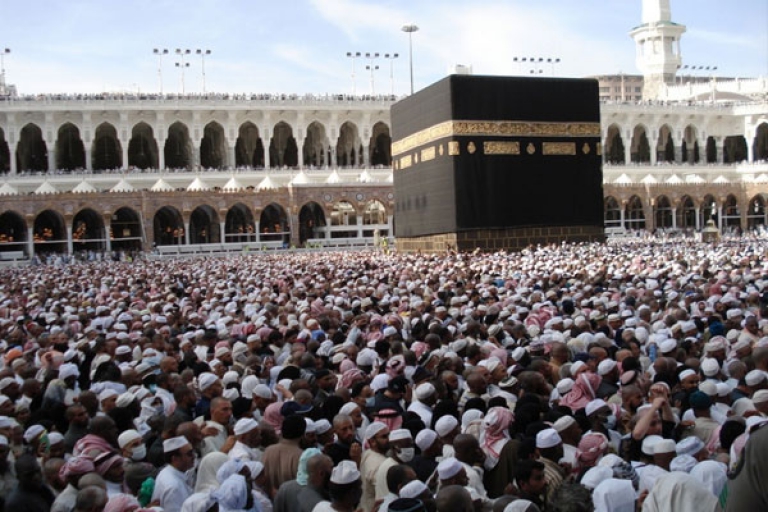 تعويض الحجاج الذين فقدوا أغراضهم في حريق الحافلة