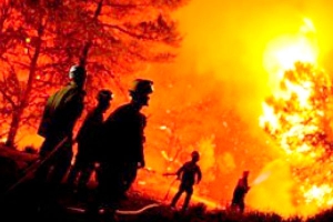 عملية إخماد الحرائق متواصلة