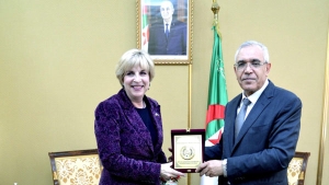 وزير العدل حافظ الأختام، السيد عبد الرشيد طبي -سفيرة الولايات المتحدة الأمريكية بالجزائر السيدة إليزابيت مور أوبين
