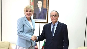 الأمين العام لوزارة الشؤون الخارجية والجالية الوطنية بالخارج، السيد عمار بلاني- سفيرة الولايات المتحدة الأمريكية بالجزائر السيدة إليزابيث مور أوبين