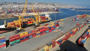 الرئيس تبون يسعى لتحرير قوت الجزائريين من قبضة شركات النقل الأجنبية