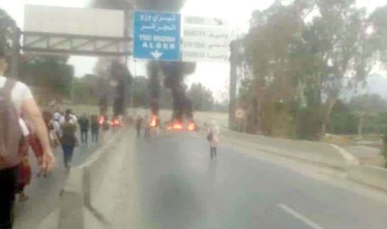 محتجون يغلقون الطريق الوطني رقم 12