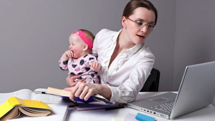 دعوات لتعزيز الوعي النفسي لدى الأمهات