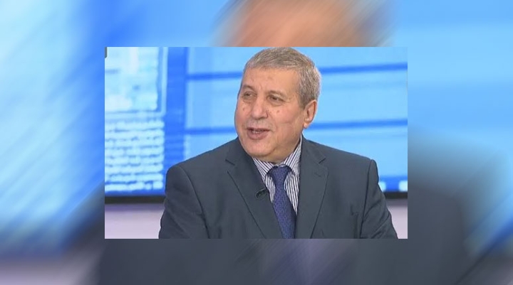 وزير الاتصال يزور الإعلامي علي ذراع بمستشفى عين النعجة