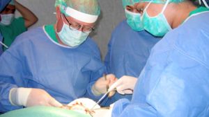 أول عملية جراحية لاستئصال سرطان الغدة الدرقية