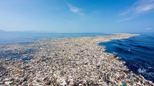 23 مليون طن من المواد البلاستيكية  تلقى في البحار والأنهار